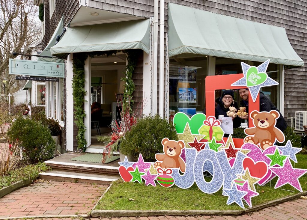 Martha's Vineyard Teddy Bear Suite Fundraiser Hits $31,000 So Far - 
 Healthy Happy Kids
Martha's Vineyard Boys & Girls Club
Teddies Around Town
Christmas in Edgartown
Card My Yard